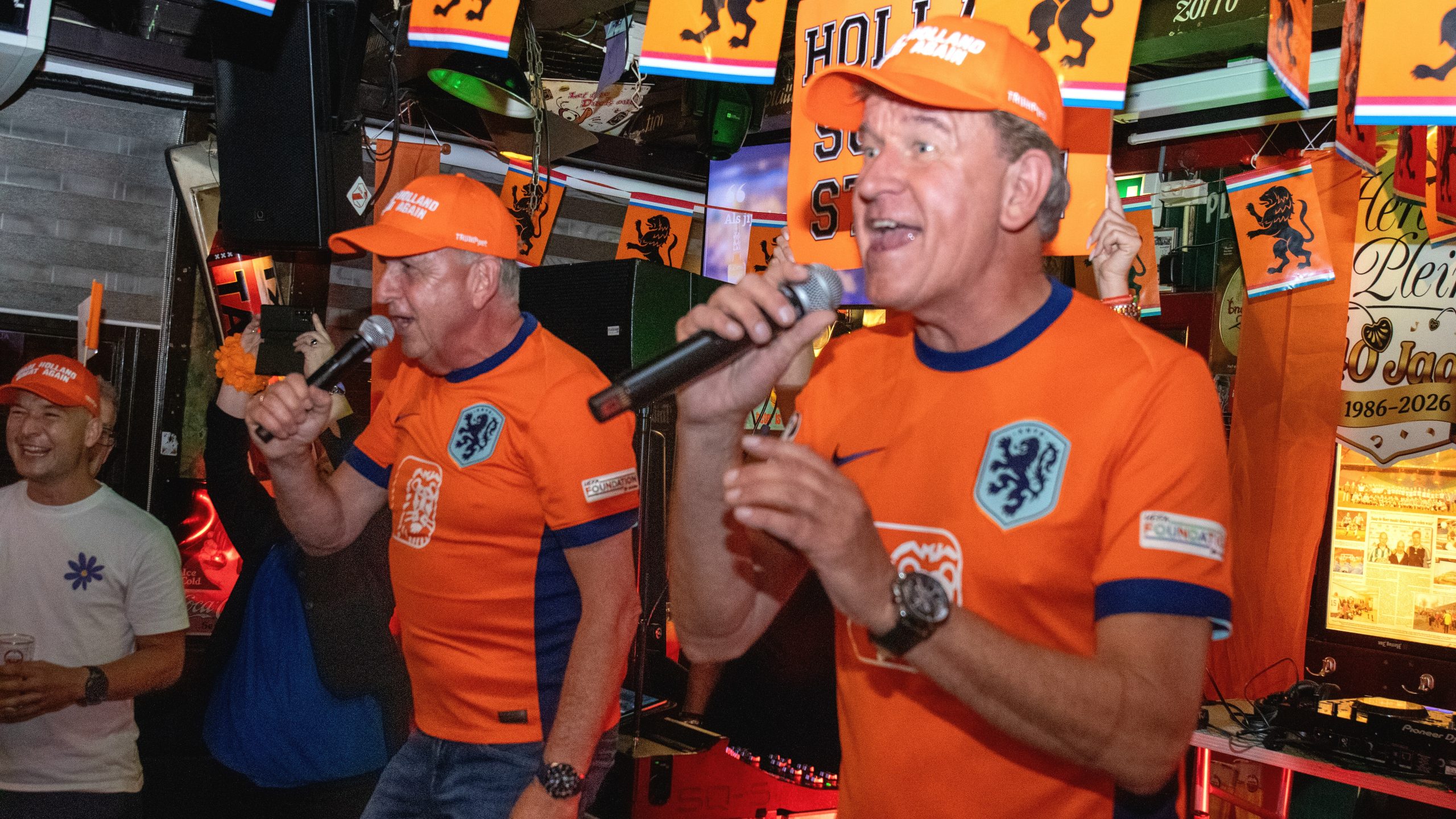 Dikdakkers vrijdagavond in Oranje-sfeer in Herberg 't Plein in Meppel - Oncko van Kammen