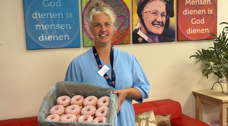 Afgelopen vrijdag was het donutdag bij het Leger des Heils. Donutdag is een feestelijke dag waarop het Leger des Heils door heel Nederland gratis donuts en koffie uitdeelt. Het evenement is bedoeld om buurtbewoners met elkaar in contact te brengen en gezelligheid in de wijk te stimuleren.