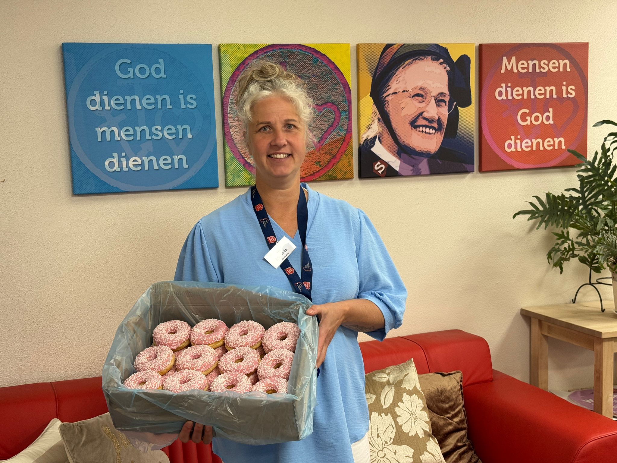 Afgelopen vrijdag was het donutdag bij het Leger des Heils. Donutdag is een feestelijke dag waarop het Leger des Heils door heel Nederland gratis donuts en koffie uitdeelt. Het evenement is bedoeld om buurtbewoners met elkaar in contact te brengen en gezelligheid in de wijk te stimuleren.