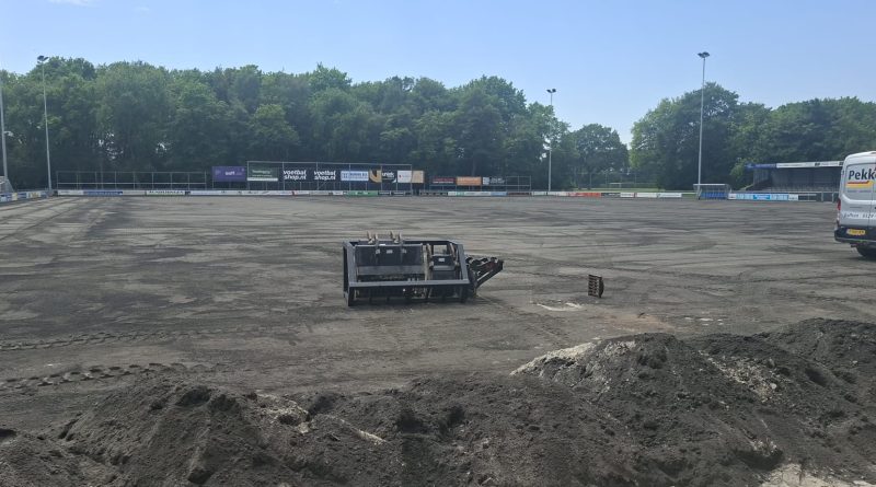 FC Zuidwolde krijgt komende zomer een nieuw kunstgrasveld op het hoofdveld. De oude mat is al verwijderd. "Het is wel nodig na 12 jaar", laat voorzitter Frans Capellen weten.