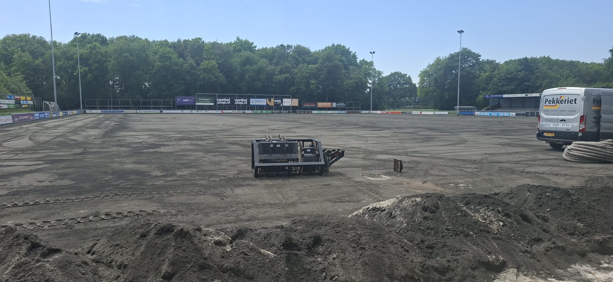 FC Zuidwolde krijgt komende zomer een nieuw kunstgrasveld op het hoofdveld. De oude mat is al verwijderd. "Het is wel nodig na 12 jaar", laat voorzitter Frans Capellen weten.