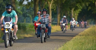 Oldtimer bromfietsrit trekt opnieuw honderden liefhebbers naar Staphorst
