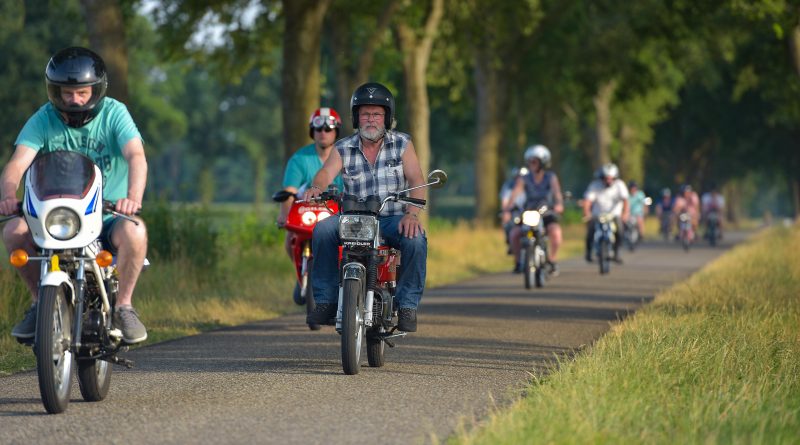 Oldtimer bromfietsrit trekt opnieuw honderden liefhebbers naar Staphorst