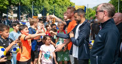 Honderden kinderen bij opening Cruyff Court in Meppel: “Mooiste carrières beginnen op pleintjes”