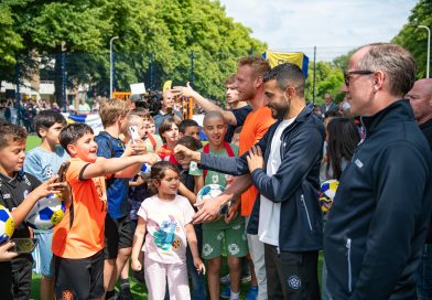 Honderden kinderen bij opening Cruyff Court in Meppel: “Mooiste carrières beginnen op pleintjes”