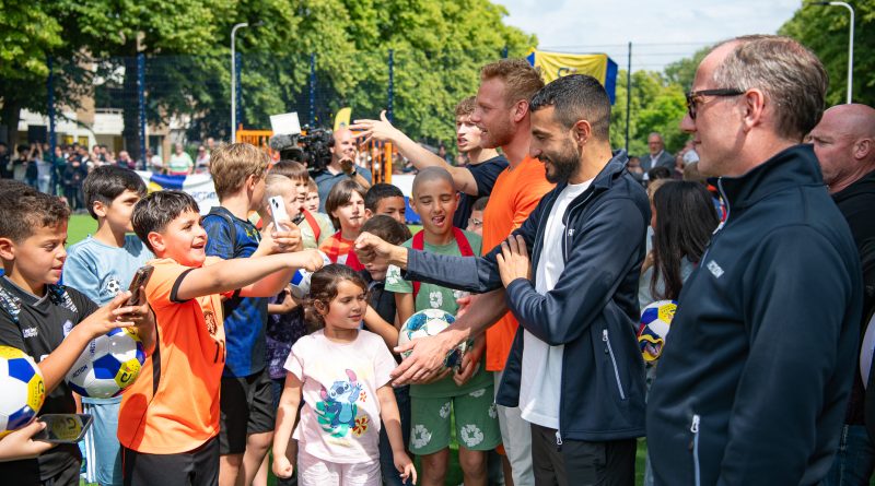 Honderden kinderen bij opening Cruyff Court in Meppel: “Mooiste carrières beginnen op pleintjes”