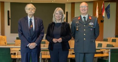 Links: Jaap Krikke, rechts: Roy Crouse te gast op het provinciehuis bij Commissaris van de Koning Agnes Mulder.