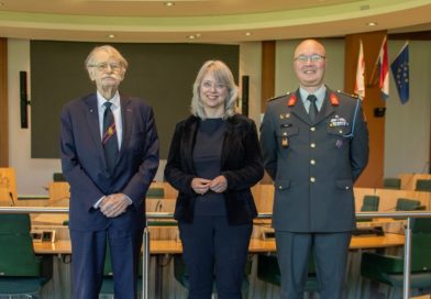 Links: Jaap Krikke, rechts: Roy Crouse te gast op het provinciehuis bij Commissaris van de Koning Agnes Mulder.