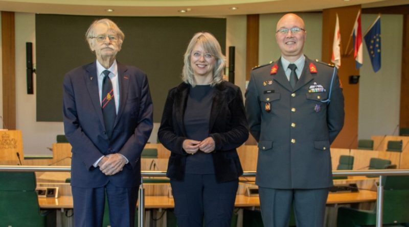 Links: Jaap Krikke, rechts: Roy Crouse te gast op het provinciehuis bij Commissaris van de Koning Agnes Mulder.