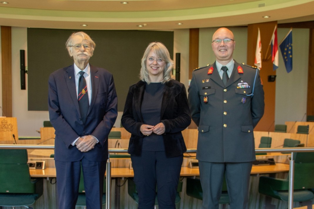 Links: Jaap Krikke, rechts: Roy Crouse te gast op het provinciehuis bij Commissaris van de Koning Agnes Mulder.
