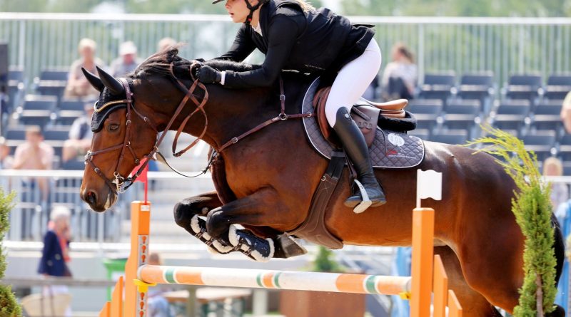 Nina Houtzager wint Grand Prix voor eigen publiek in Veeningen