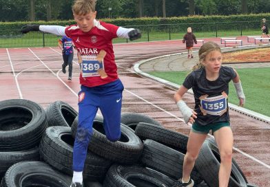 Zondagmorgen was de achtste editie van de Obstacle Run in Hoogeveen. Ondanks het regenachtige en druilerige weer genoten de kinderen met volle teugen van het sportevenement.