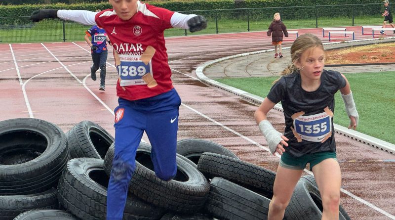Zondagmorgen was de achtste editie van de Obstacle Run in Hoogeveen. Ondanks het regenachtige en druilerige weer genoten de kinderen met volle teugen van het sportevenement.