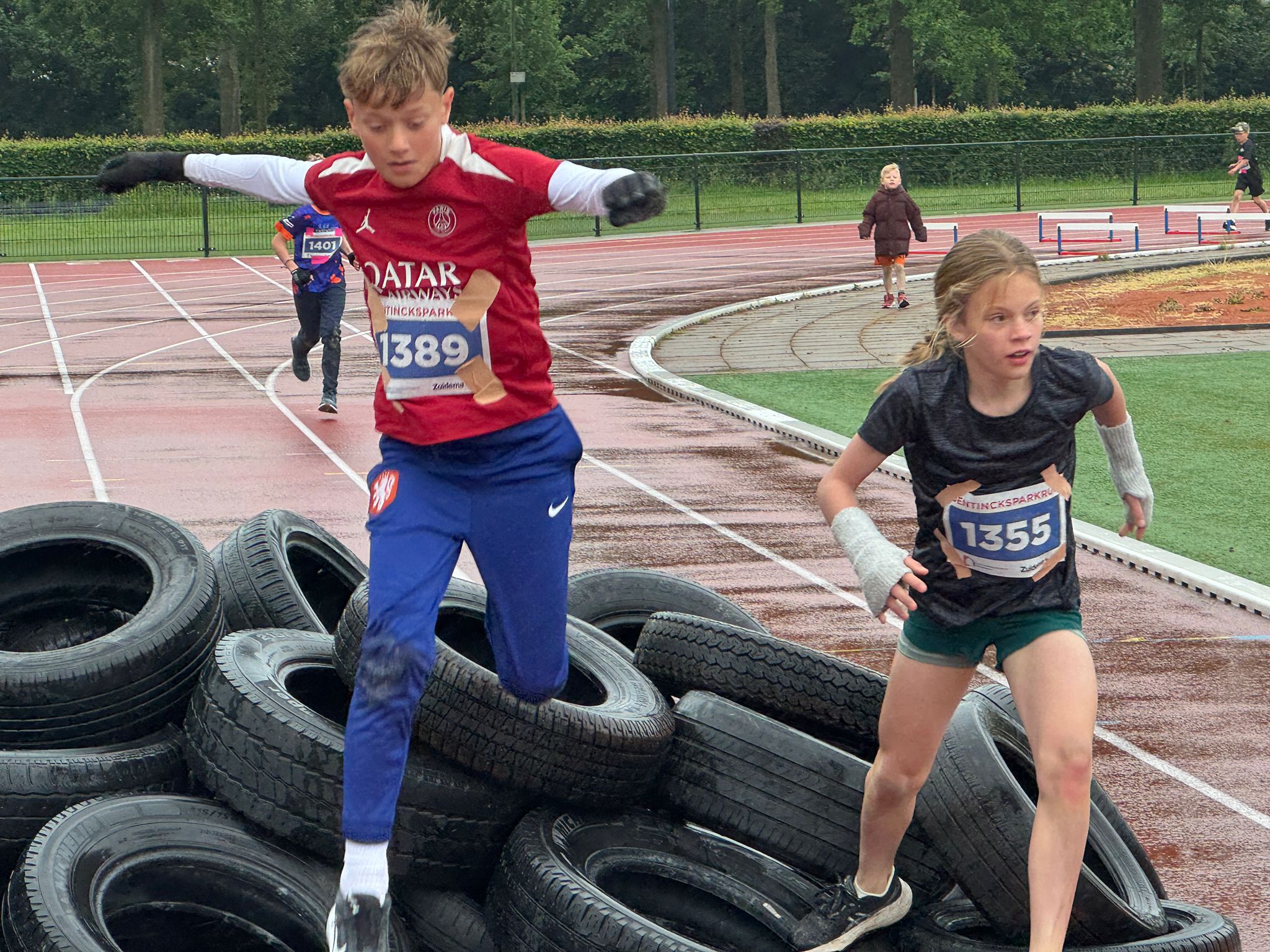 Zondagmorgen was de achtste editie van de Obstacle Run in Hoogeveen. Ondanks het regenachtige en druilerige weer genoten de kinderen met volle teugen van het sportevenement.