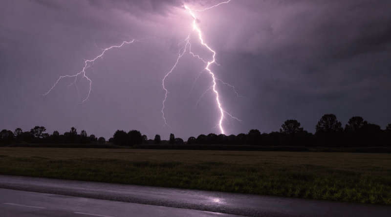 Het KNMI heeft vrijdagavond opgeschaald naar code oranje. De weerswaarschuwing geld van 22.00 uur tot 02.00 uur. (Foto ChatGPT AI)