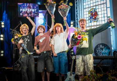 Grunge en alternatieve rockband RØSTED uit Hoogeveen heeft zich zondag 28 juni 2026 geplaatst voor het landelijke POPSPOT-traject. De Hoogeveense singer-songwriter Maud ging naar huis met de publieksprijs. POPSPOT Drenthe is een coachingsprogramma dat zich richt op jonge muzikanten, bands en producers die serieus werk maken van hun muziek. (Foto’s K&C)