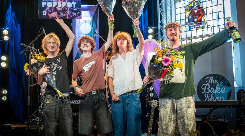Grunge en alternatieve rockband RØSTED uit Hoogeveen heeft zich zondag 28 juni 2026 geplaatst voor het landelijke POPSPOT-traject. De Hoogeveense singer-songwriter Maud ging naar huis met de publieksprijs. POPSPOT Drenthe is een coachingsprogramma dat zich richt op jonge muzikanten, bands en producers die serieus werk maken van hun muziek. (Foto’s K&C)