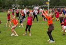 Woensdagochtend was er voor diverse scholen uit de gemeente Hoogeveen een sportdag op sportpark Bentinckspark. Helaas gooide na de opening een flinke regenbui met een enkele klap onweer roet in het eten.