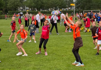 Woensdagochtend was er voor diverse scholen uit de gemeente Hoogeveen een sportdag op sportpark Bentinckspark. Helaas gooide na de opening een flinke regenbui met een enkele klap onweer roet in het eten.