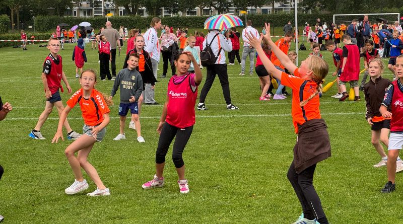 Woensdagochtend was er voor diverse scholen uit de gemeente Hoogeveen een sportdag op sportpark Bentinckspark. Helaas gooide na de opening een flinke regenbui met een enkele klap onweer roet in het eten.