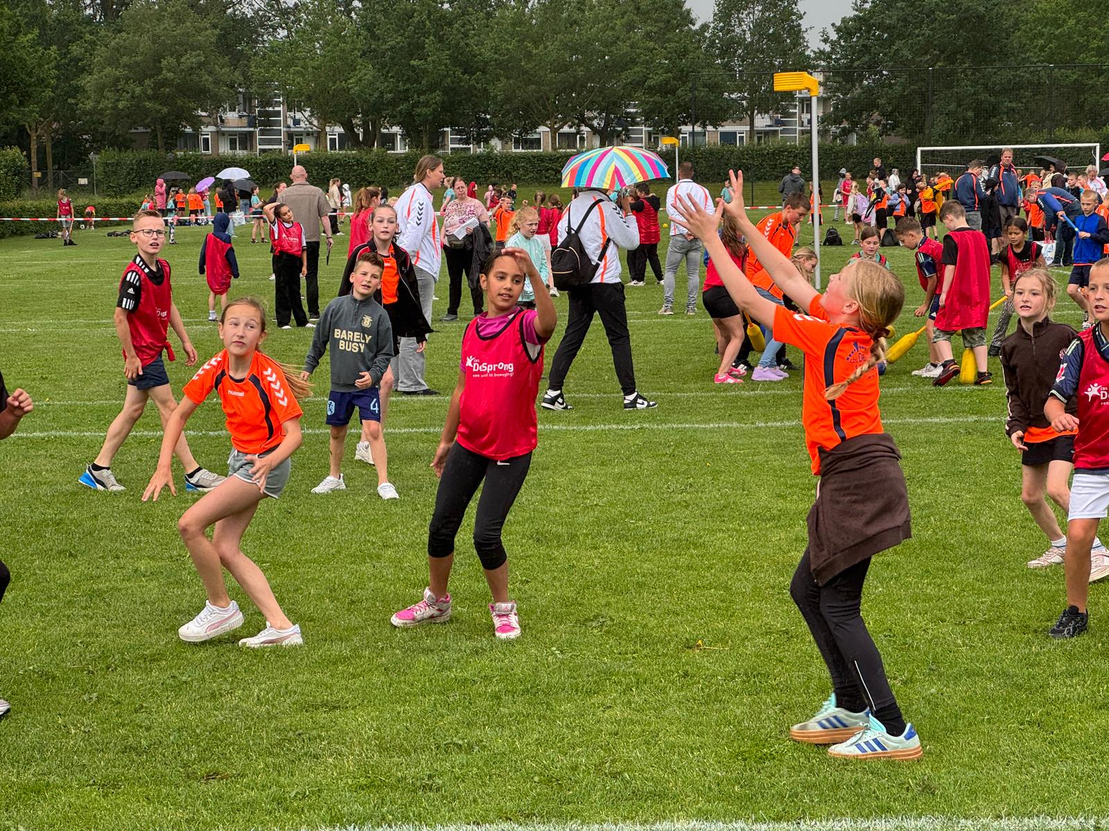 Woensdagochtend was er voor diverse scholen uit de gemeente Hoogeveen een sportdag op sportpark Bentinckspark. Helaas gooide na de opening een flinke regenbui met een enkele klap onweer roet in het eten.