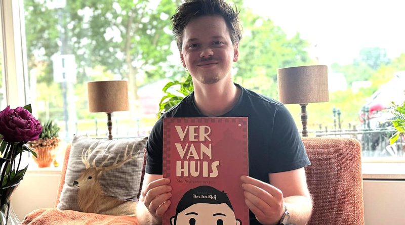 Tim ten Kleij met zijn boek 'Ver van Huis'
