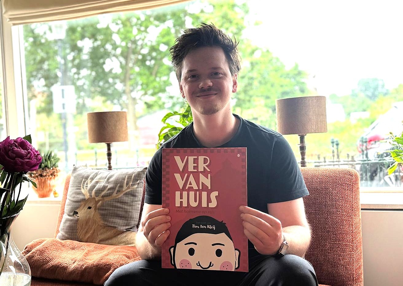 Tim ten Kleij met zijn boek 'Ver van Huis'