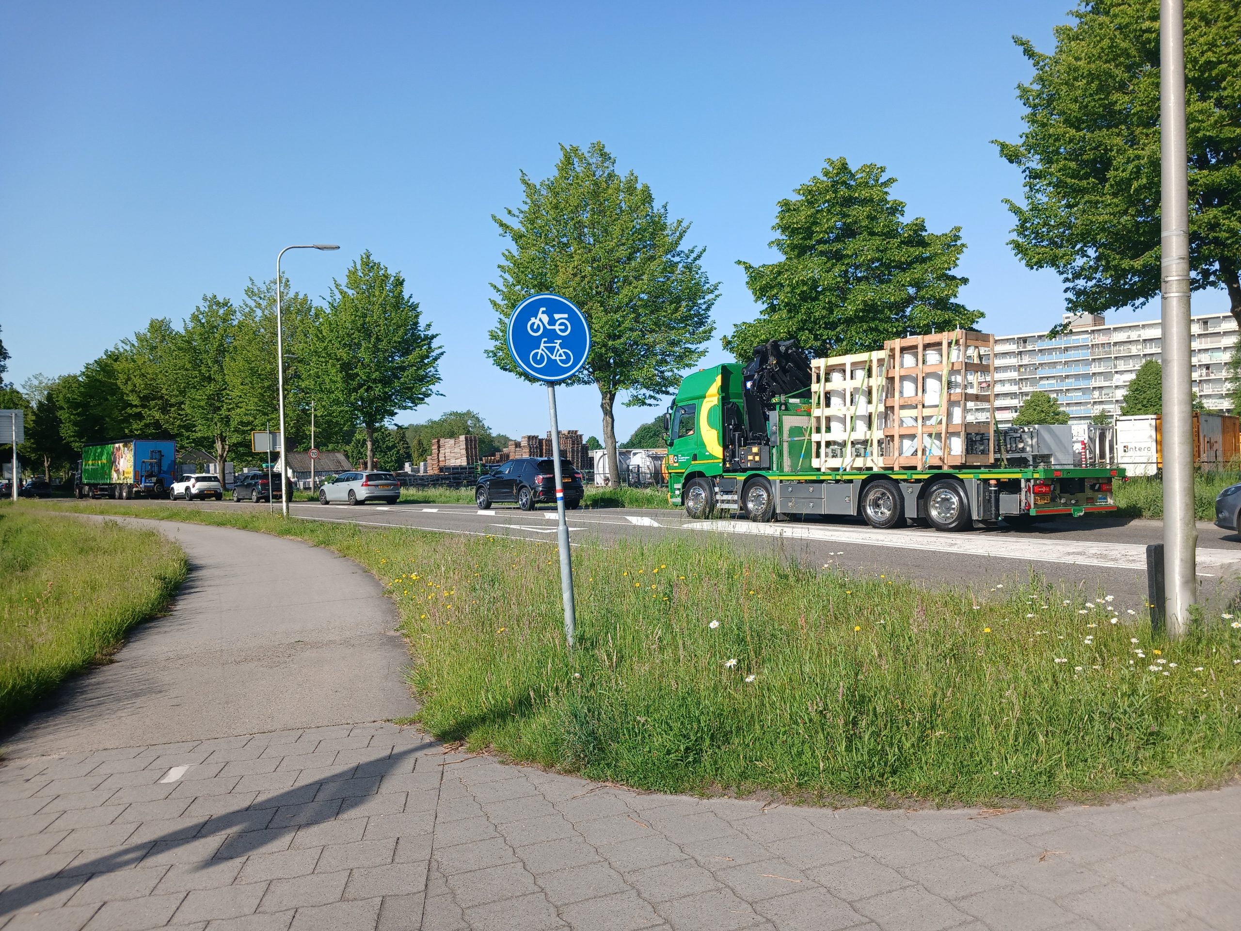 Het is nog een week afzien, maar een einde aan de verkeersdrukte op Weg Om de Oost in Hoogeveen is in zicht. Op maandag 8 juni gaat de A28 in zuidelijke richting weer open en hoeft het woon- en wegverkeer niet meer rondom Hoogeveen omgeleid te worden.