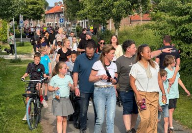 Dinsdag is de avondvierdaagse in Hoogeveen van start gegaan. Ruim 3.000 deelnemers doen mee aan het jaarlijkse wandelevenement. Ook dit jaar zijn de afstanden de 5 en de 10 kilometer.