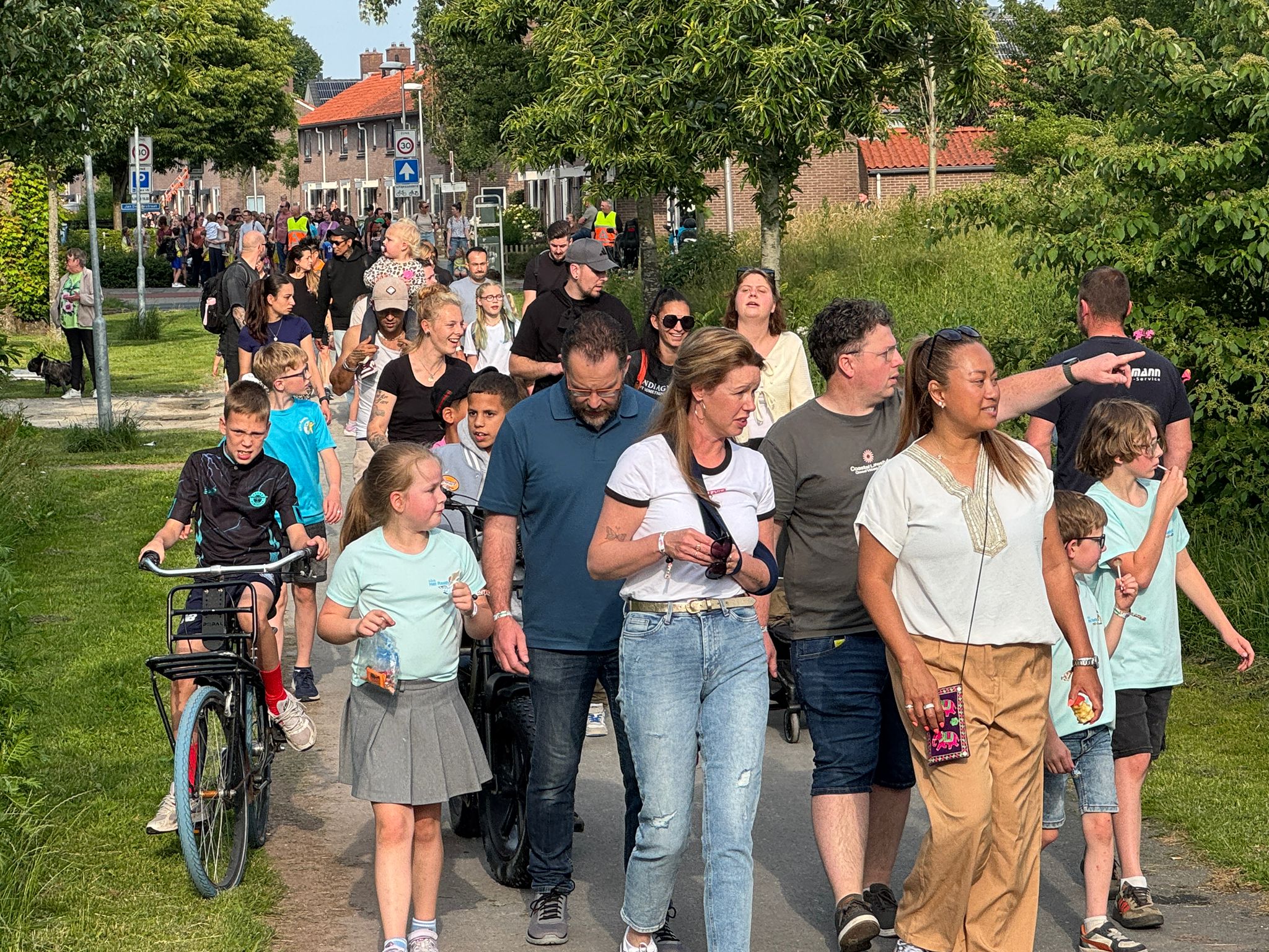 Dinsdag is de avondvierdaagse in Hoogeveen van start gegaan. Ruim 3.000 deelnemers doen mee aan het jaarlijkse wandelevenement. Ook dit jaar zijn de afstanden de 5 en de 10 kilometer.
