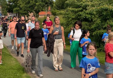De organisatie van de avondvierdaagse in Hoogeveen heeft wegens de hitte voor donderdagavond en vrijdagavond de 10 kilometer afgelast.