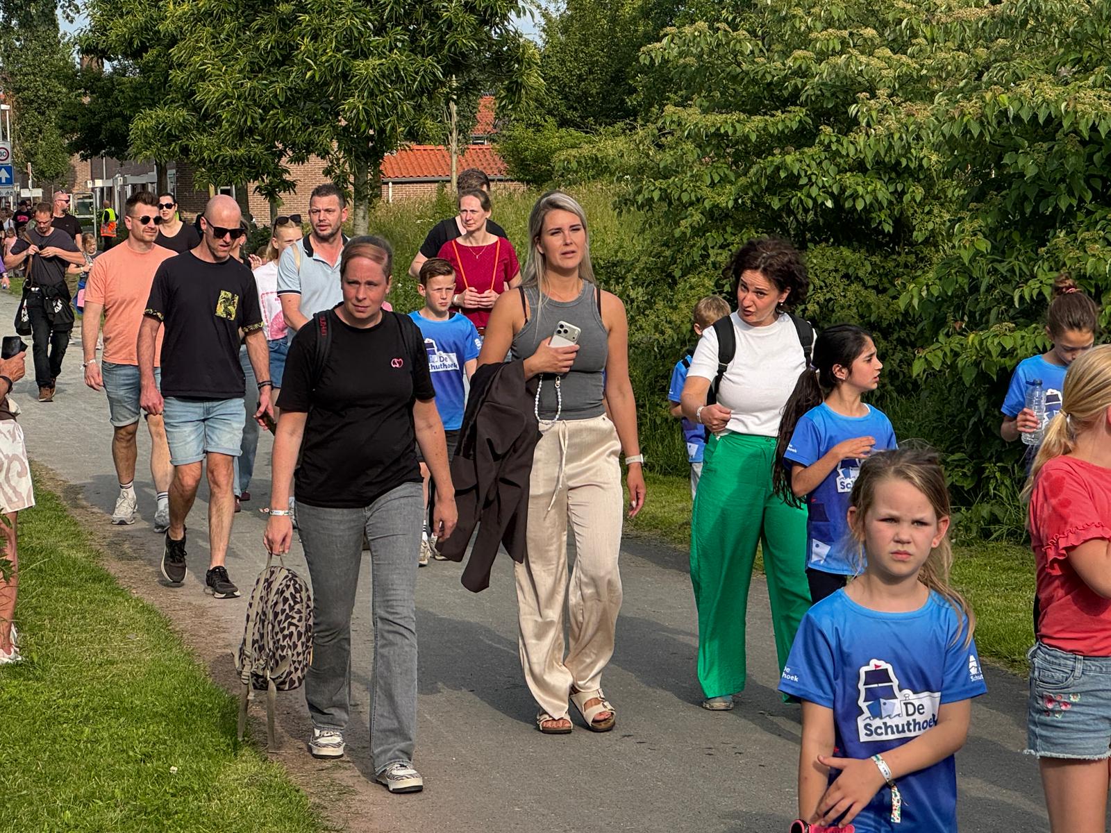 De organisatie van de avondvierdaagse in Hoogeveen heeft wegens de hitte voor donderdagavond en vrijdagavond de 10 kilometer afgelast.