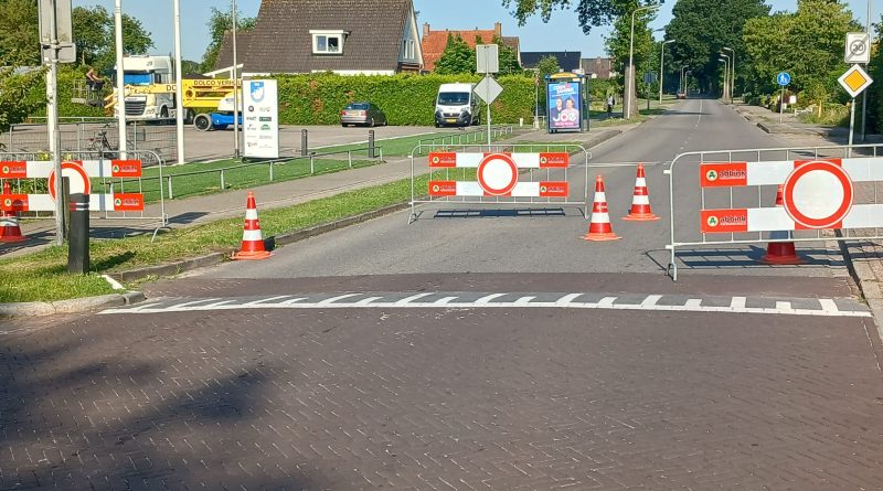 De Coevorderstraatweg is woensdag vanaf het Zwarte Dijkje tot aan de Weg Om De Oost gesloten. Door de hevige onweersbuien van afgelopen vrijdag is er begonnen met het opruimen van takken en bladeren.