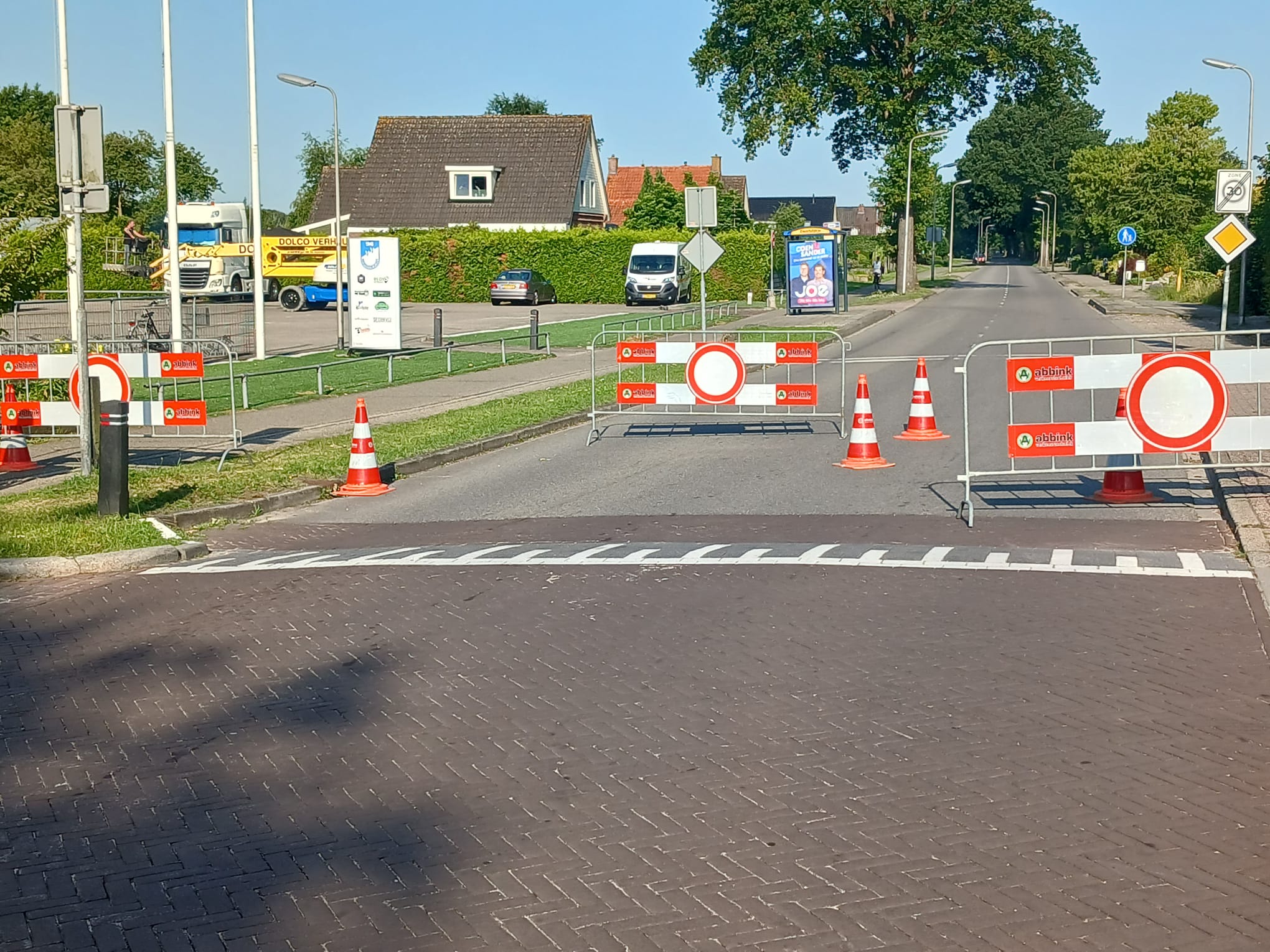 De Coevorderstraatweg is woensdag vanaf het Zwarte Dijkje tot aan de Weg Om De Oost gesloten. Door de hevige onweersbuien van afgelopen vrijdag is er begonnen met het opruimen van takken en bladeren.