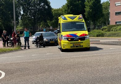 Donderdagmorgen rond 11.30 uur is in Hoogeveen op de kruising van de Mr. Cramerweg en de Valkenlaan een bestuurster van een scootmobiel gewond geraakt.