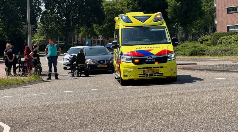 Donderdagmorgen rond 11.30 uur is in Hoogeveen op de kruising van de Mr. Cramerweg en de Valkenlaan een bestuurster van een scootmobiel gewond geraakt.