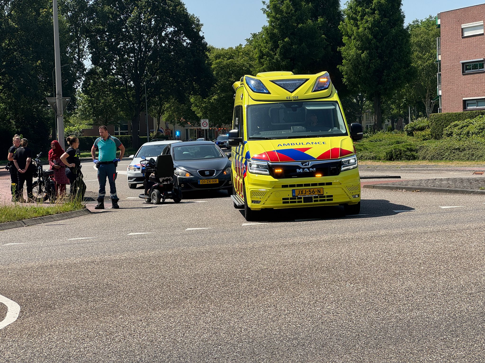 Donderdagmorgen rond 11.30 uur is in Hoogeveen op de kruising van de Mr. Cramerweg en de Valkenlaan een bestuurster van een scootmobiel gewond geraakt.