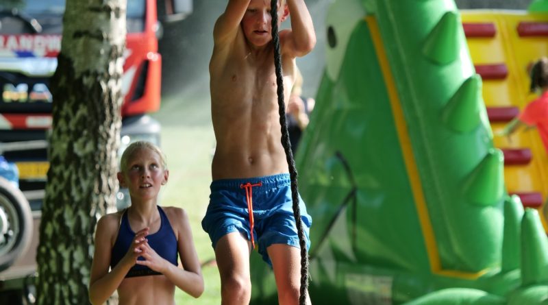 Zou het wel of zou het niet doorgaan met de hitte? De organisatie van de Zwembadloop in zwembad De Waterlelie in Zuidwolde moest er flink over debatteren Uiteindelijk, met diverse aanpassingen en hulp van vele vrijwilligers en de brandweer, kon het evenement doorgaan.