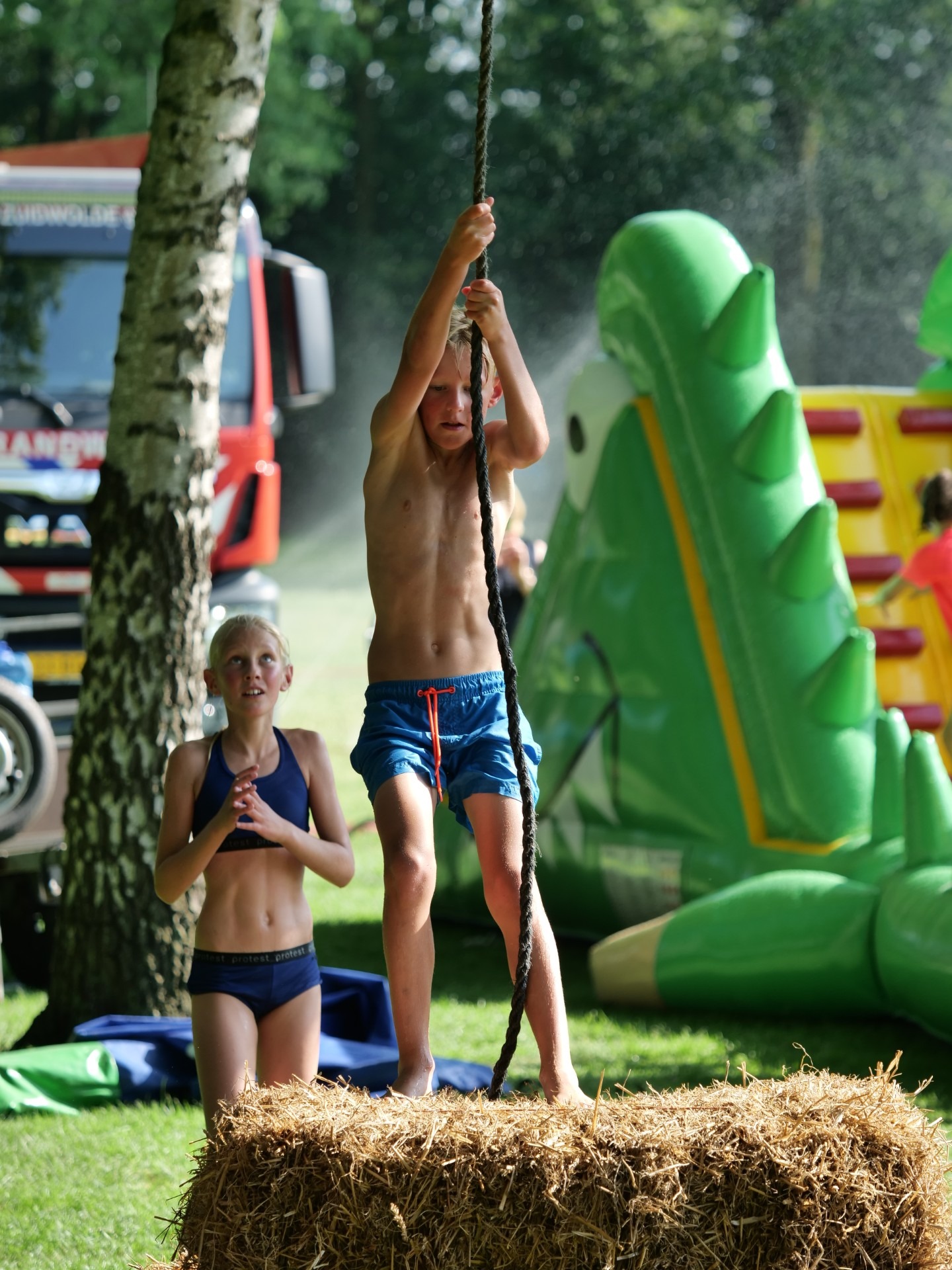 Zou het wel of zou het niet doorgaan met de hitte? De organisatie van de Zwembadloop in zwembad De Waterlelie in Zuidwolde moest er flink over debatteren Uiteindelijk, met diverse aanpassingen en hulp van vele vrijwilligers en de brandweer, kon het evenement doorgaan.