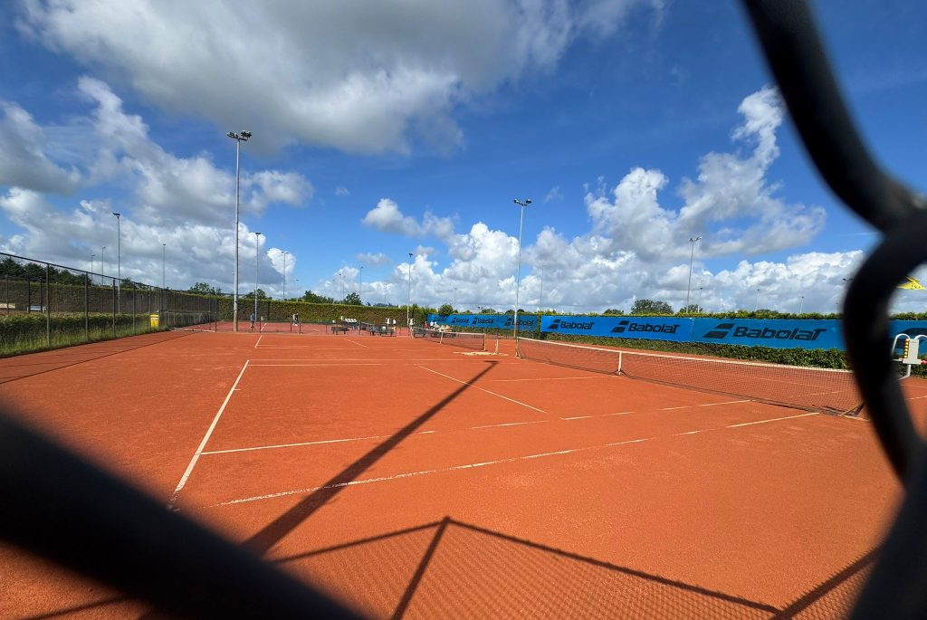 De tennisbaan die moet worden vervangen door een padelbaan