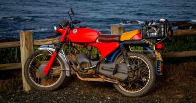 Oldtimer bromfietsrit door Staphorst-Rouveen trekt liefhebbers van weleer