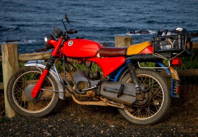 Oldtimer bromfietsrit door Staphorst-Rouveen trekt liefhebbers van weleer