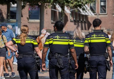 Politie handhaaft op fietsverbod in centrum van Meppel