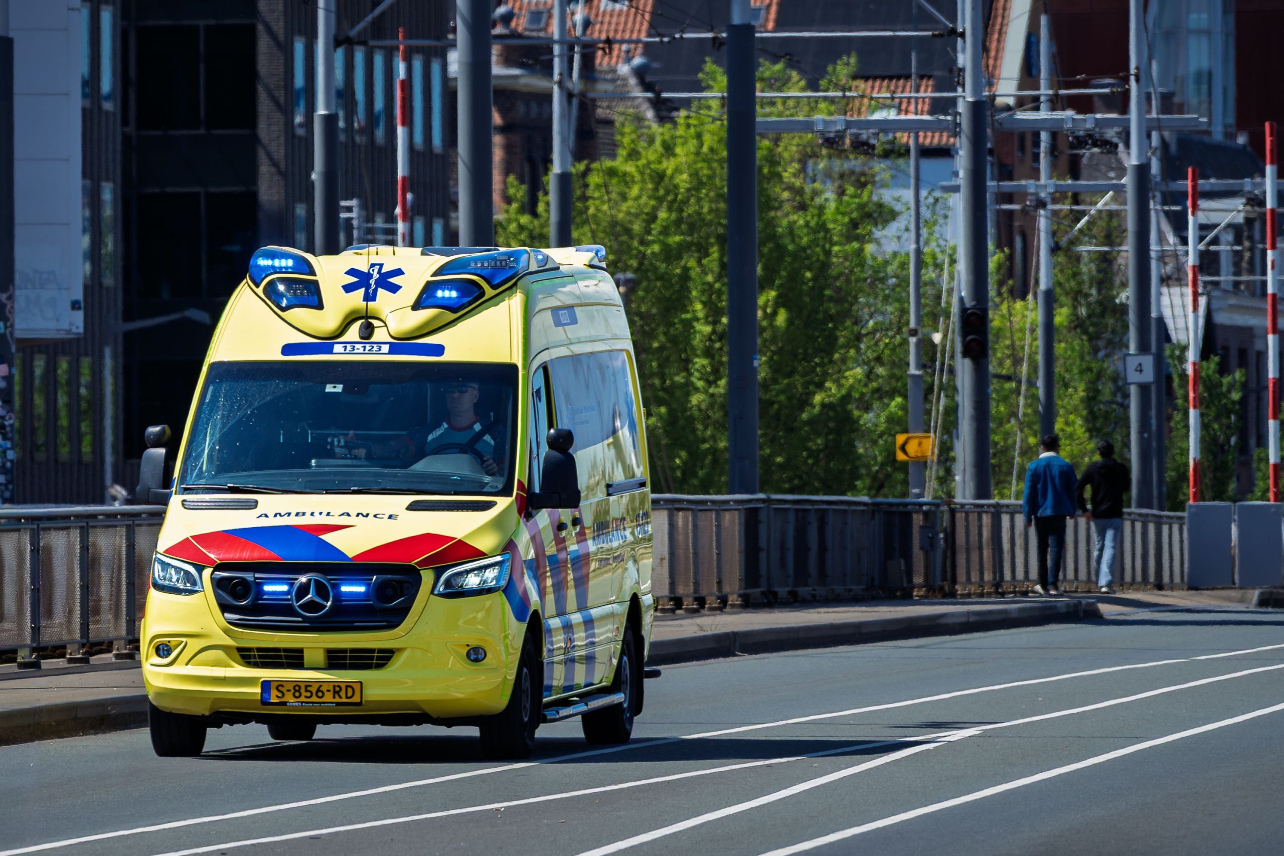 Maandagochtend is een auto over de kop geslagen op de Van Limburg Stirumstraat in Hoogeveen. (Foto Pexels)