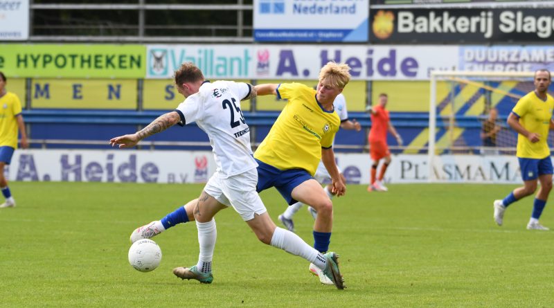 Tussen twee vakanties in debuteert Max (17) in Staphorst 1: “De volgende keer gaat die kopkans erin”