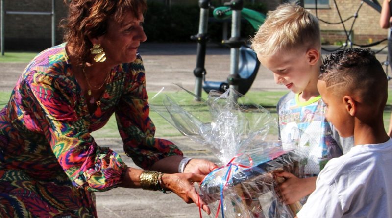 Juf Henriëtte neemt na 42 jaar afscheid van Reestoeverschool in Meppel