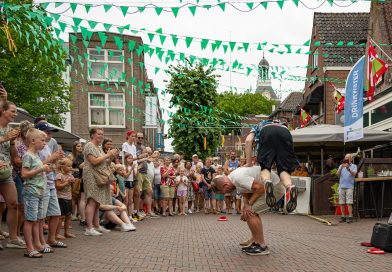 In beeld: Acrobatiek, humor en spektakel in hartje Meppel tijdens Meppeldag