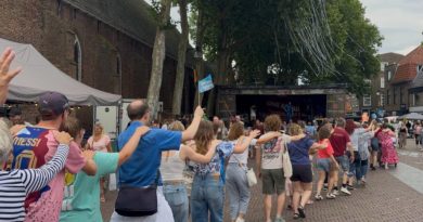 Wereldrecordpoging in Meppel langste polonaise strandt: kleine 300 deelnemers