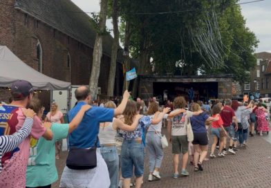 Wereldrecordpoging in Meppel langste polonaise strandt: kleine 300 deelnemers