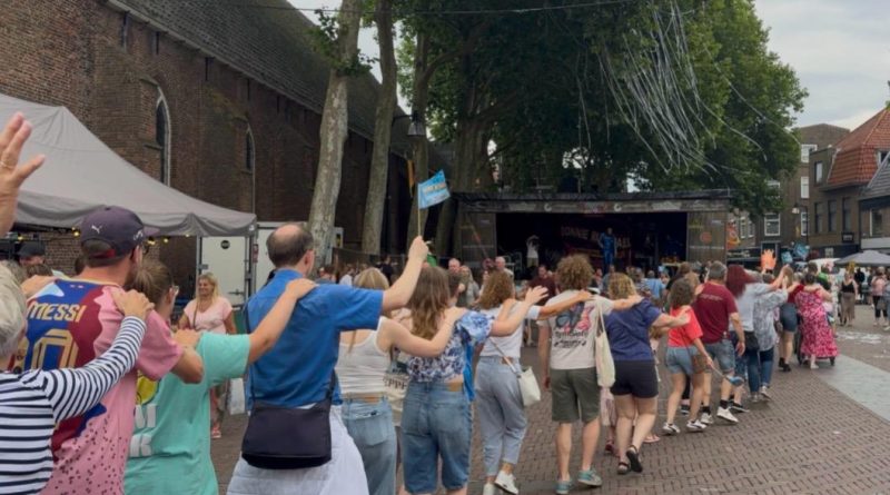 Wereldrecordpoging in Meppel langste polonaise strandt: kleine 300 deelnemers